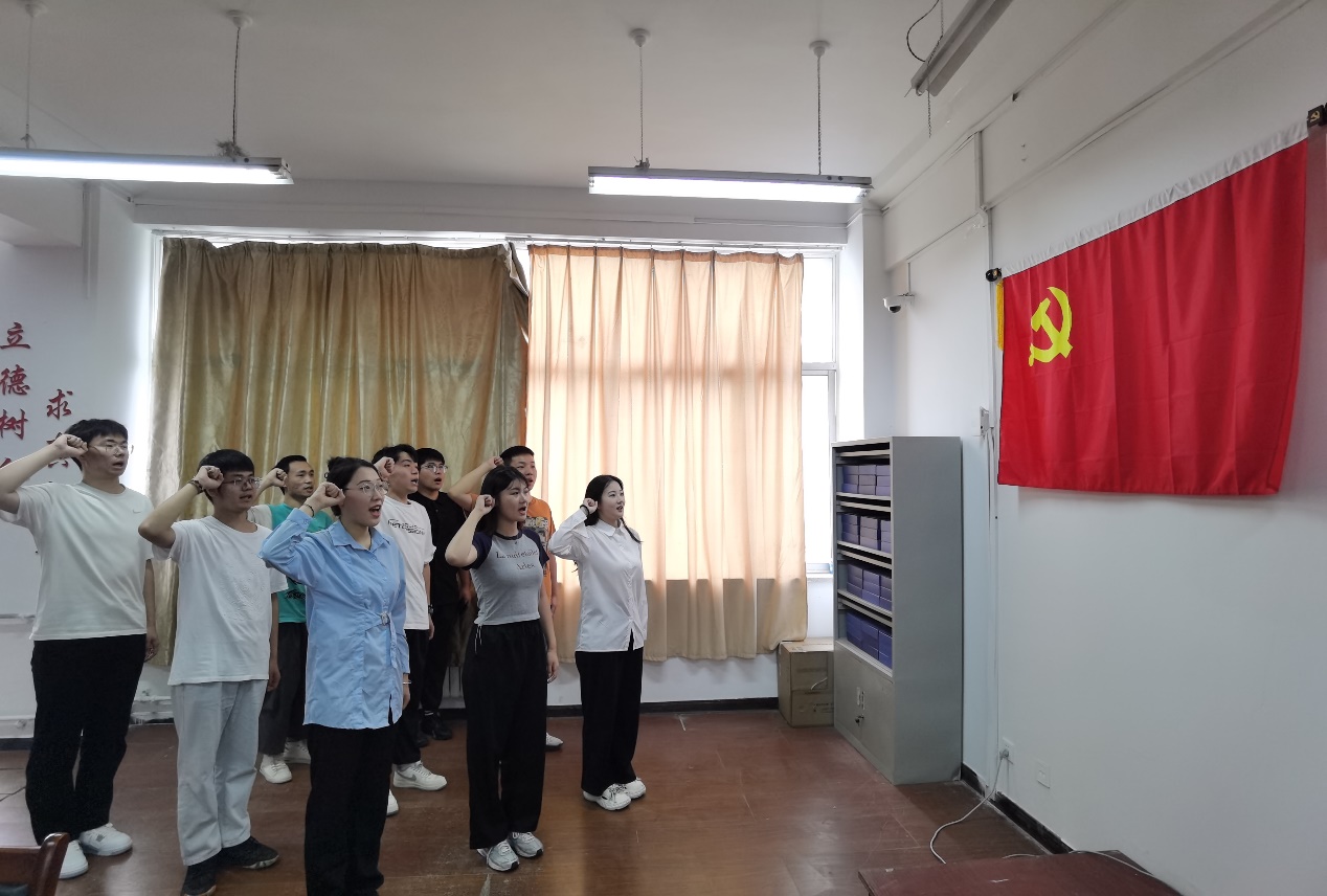 重溫入黨誓詞  傳承紅色基因