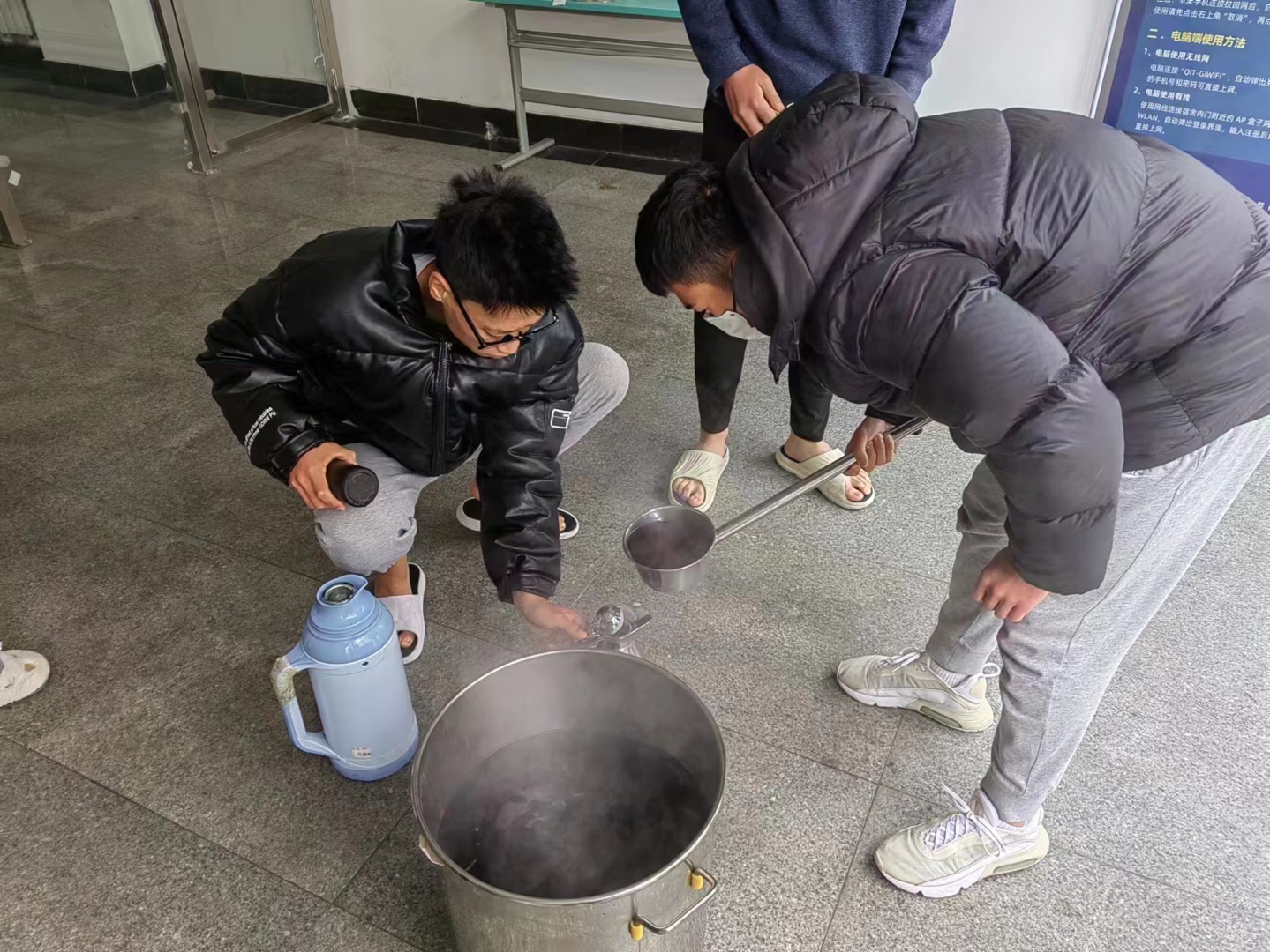 寒潮送溫暖  情暖學生心