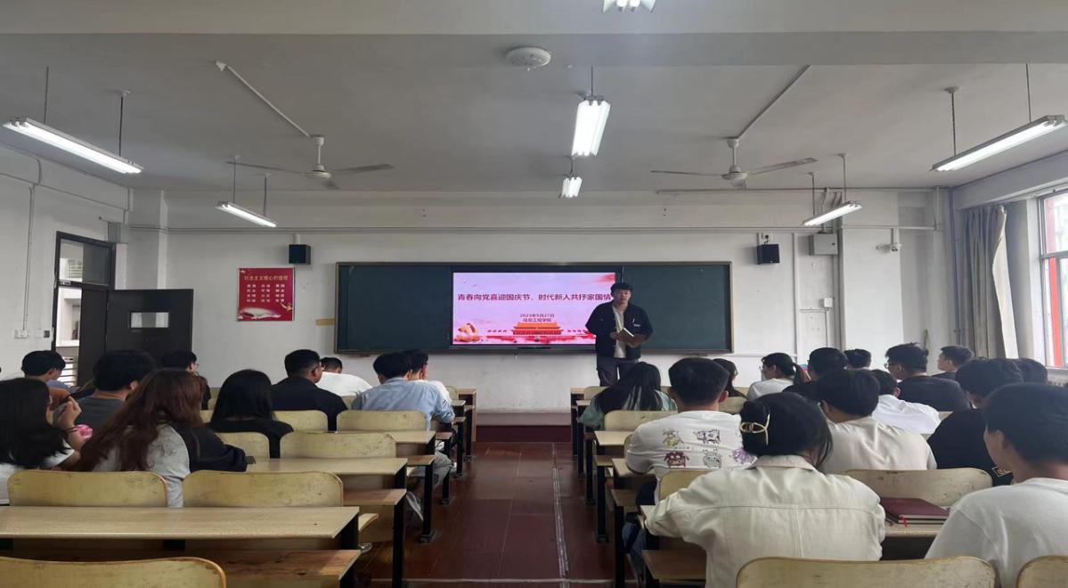 青春向黨喜迎國(guó)慶節(jié) 時(shí)代新人共抒家園情