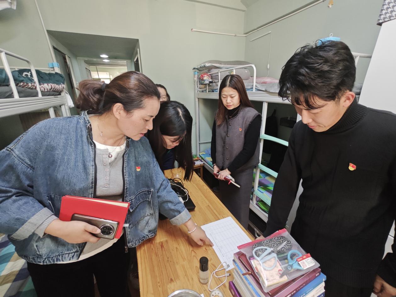 走進(jìn)宿舍問(wèn)需求 暖心幫扶顯溫情 ——信息工程學(xué)院各支部書(shū)記深入走訪學(xué)生黨員宿舍