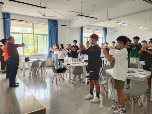 把握時代脈搏，傳承武術精神 ——社體專業(yè)新生三鋪龍拳第一課