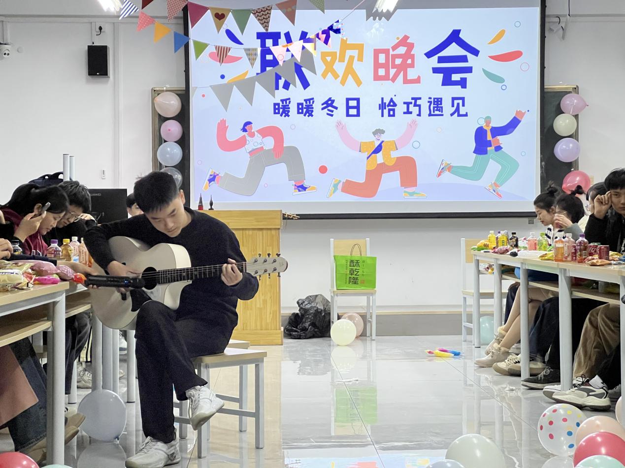 暖暖冬日 恰巧遇見——信息工程學(xué)院成功舉辦主題聯(lián)歡晚會(huì)