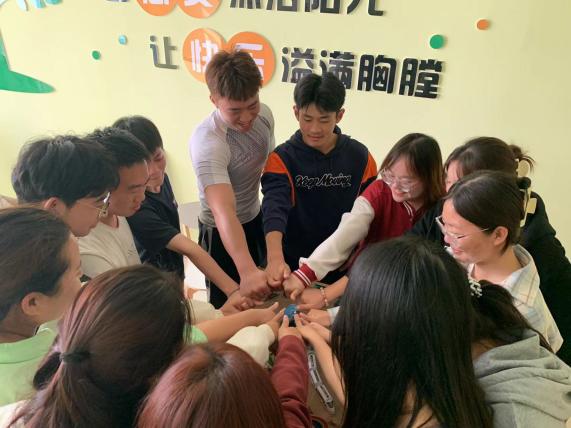 讓心靈沐浴陽光——向陽花心理工作室團體沙盤游戲活動順利進行