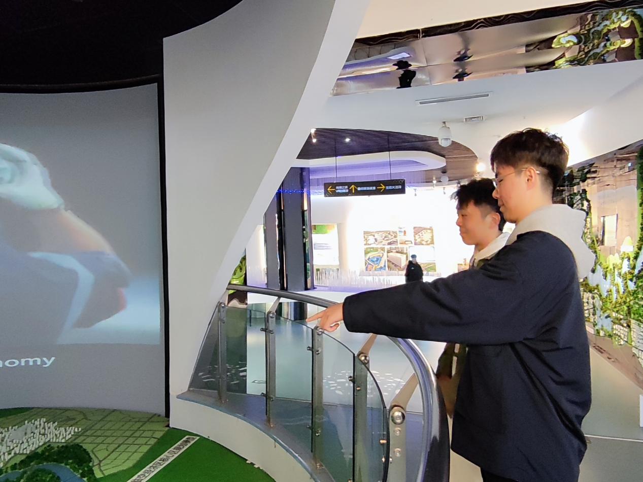 信息工程學(xué)院組織學(xué)生黨支部成員參觀膠州市規(guī)劃展覽館