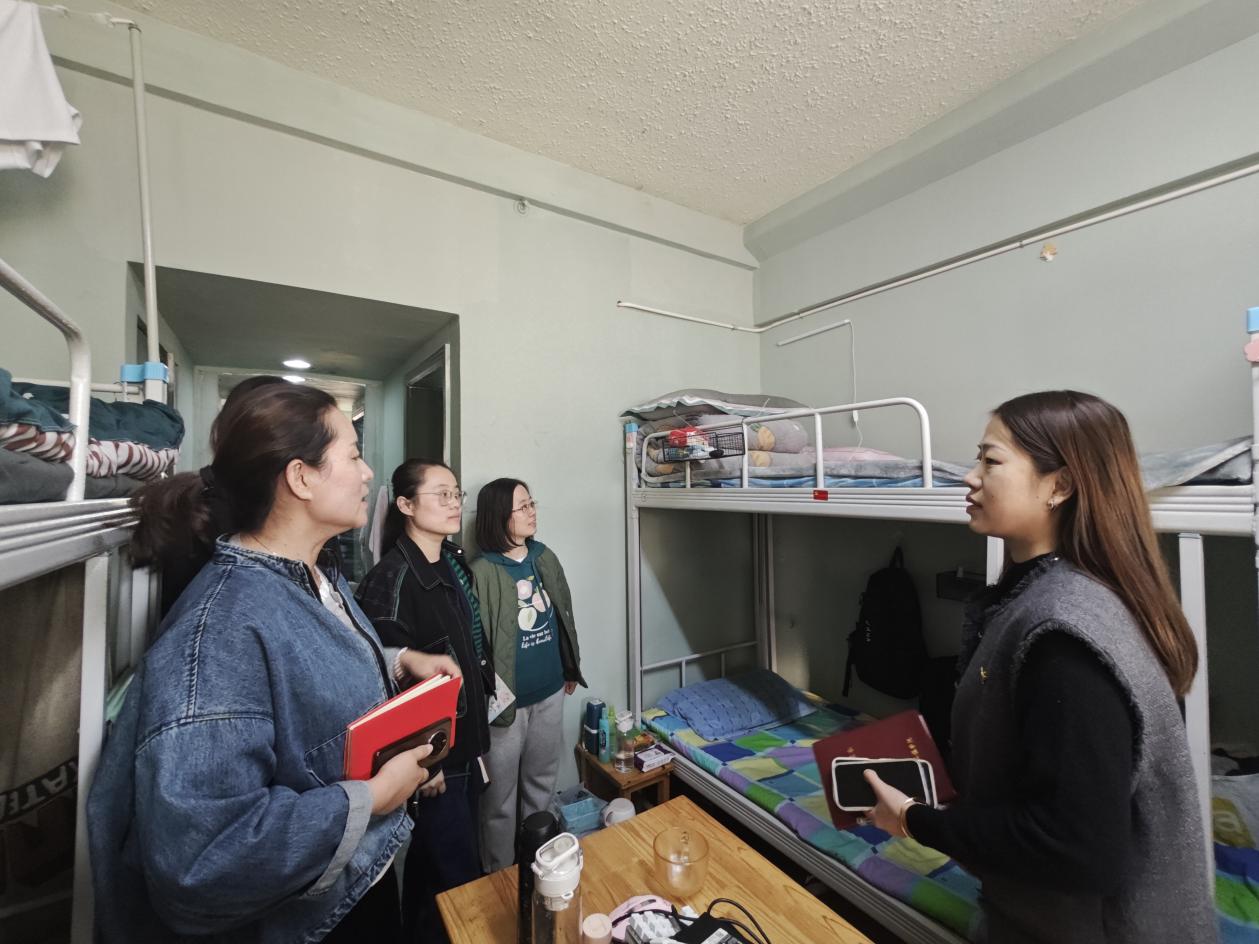 走進(jìn)宿舍問(wèn)需求 暖心幫扶顯溫情 ——信息工程學(xué)院各支部書(shū)記深入走訪學(xué)生黨員宿舍