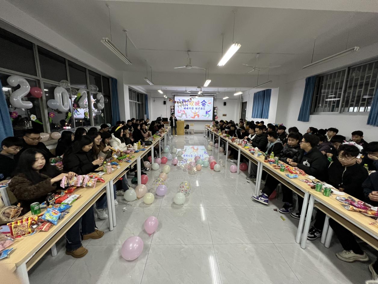 暖暖冬日 恰巧遇見——信息工程學(xué)院成功舉辦主題聯(lián)歡晚會(huì)