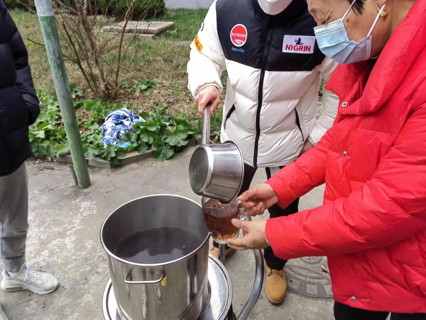 寒潮送溫暖  情暖學生心