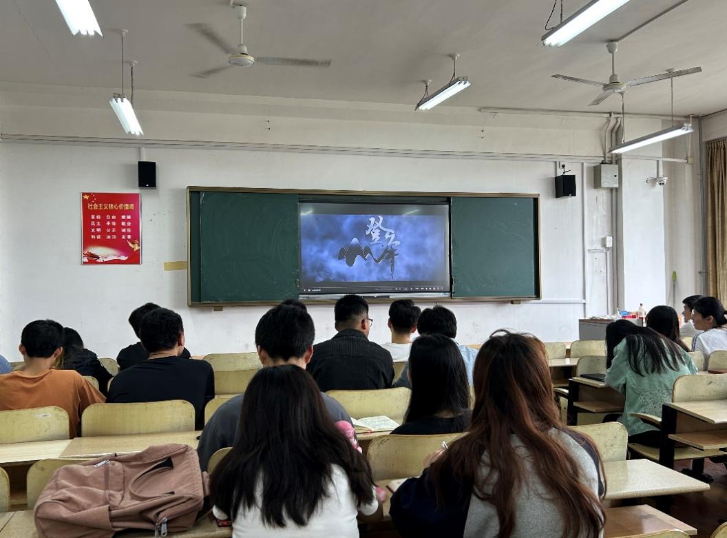 青春向黨喜迎國(guó)慶節(jié) 時(shí)代新人共抒家園情