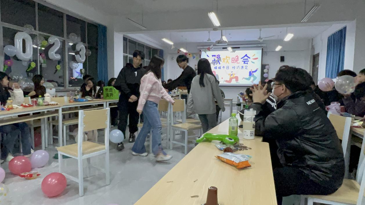 暖暖冬日 恰巧遇見——信息工程學(xué)院成功舉辦主題聯(lián)歡晚會(huì)